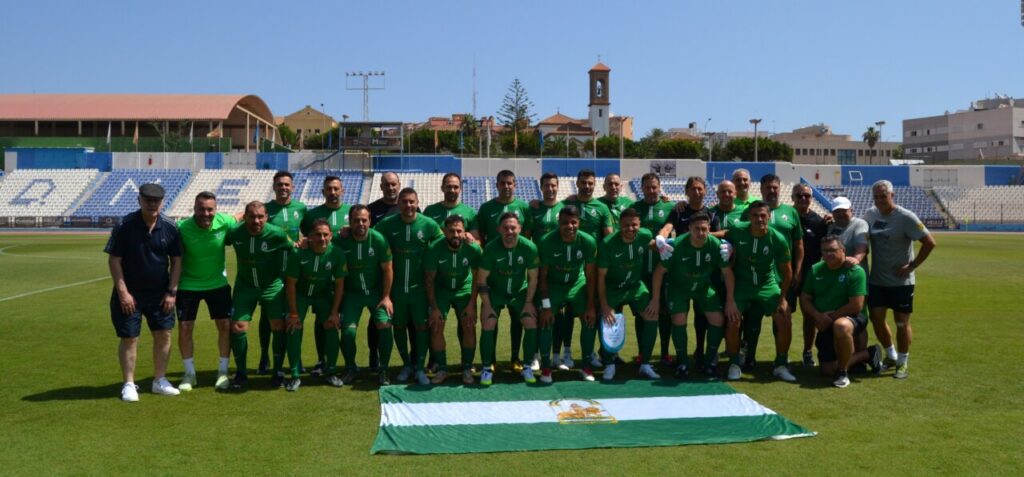 Equipo de la Selección Andaluza de Veteranos posando en el estadio