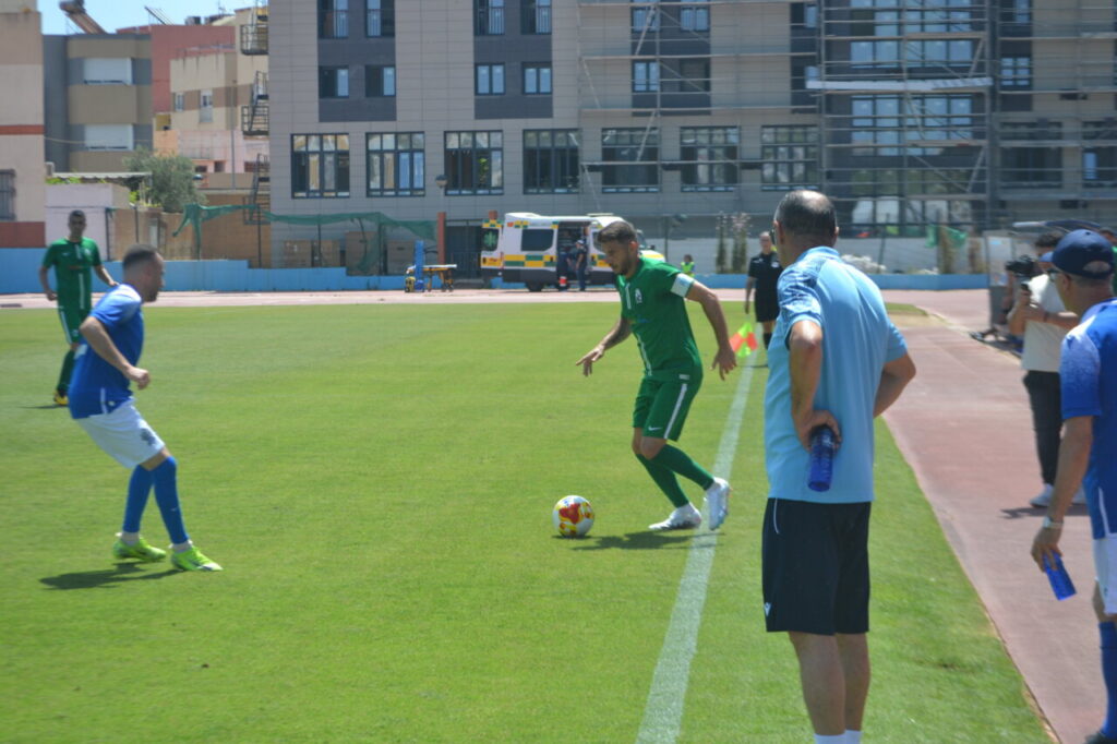 Jugadores de fútbol en un partido amistoso entre Andalucía y Melilla