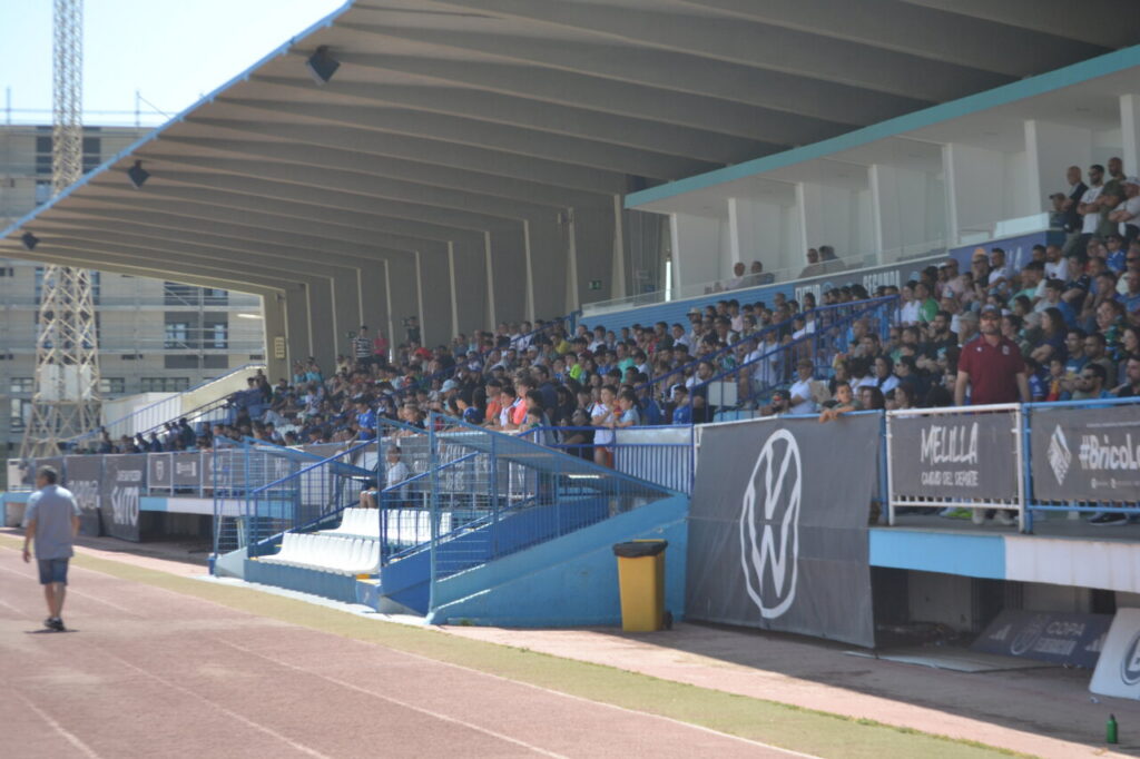 Aficionados en el estadio durante el partido de leyendas entre Andalucía y Melilla