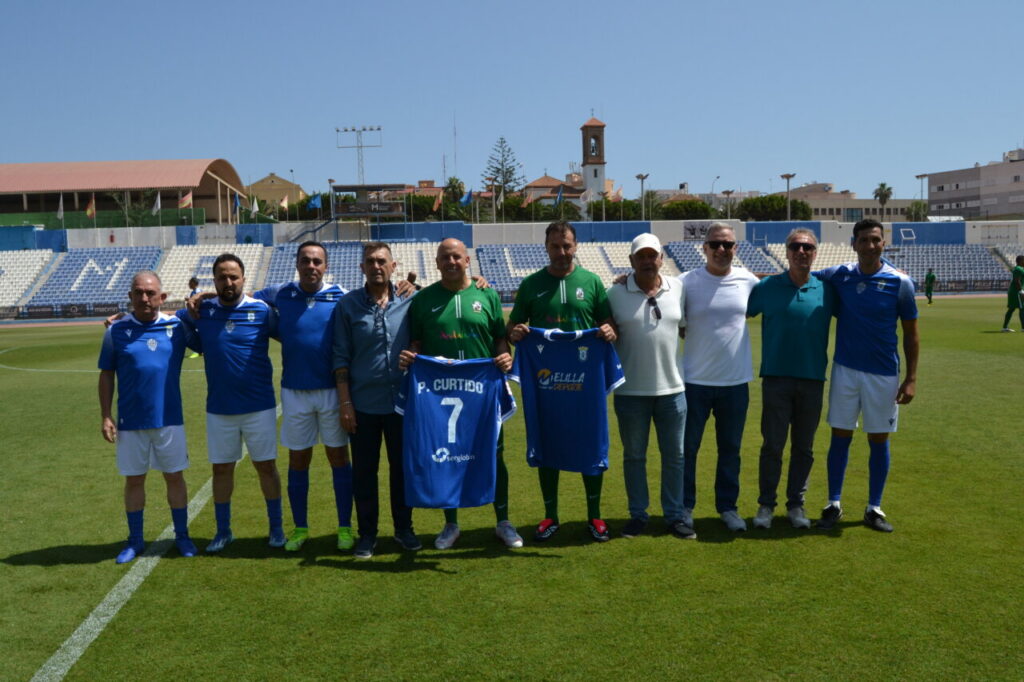 Jugadores de la Selección Andaluza de Veteranos posando en el estadio