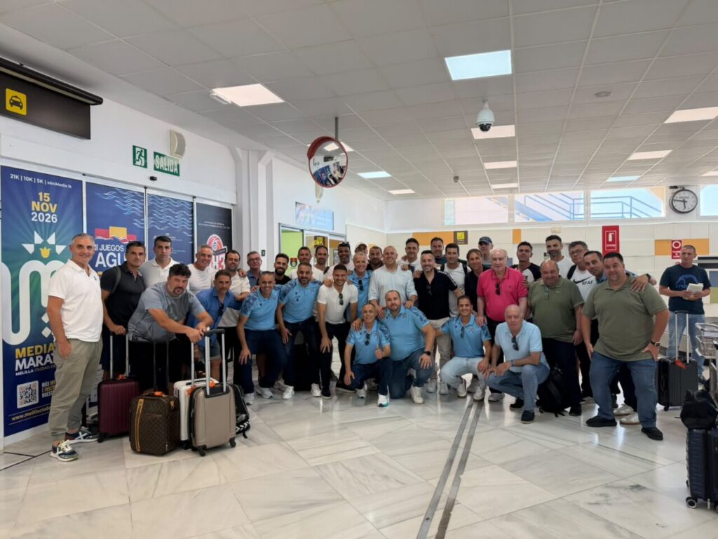 Grupo de exfutbolistas de la Selección Andaluza en el aeropuerto