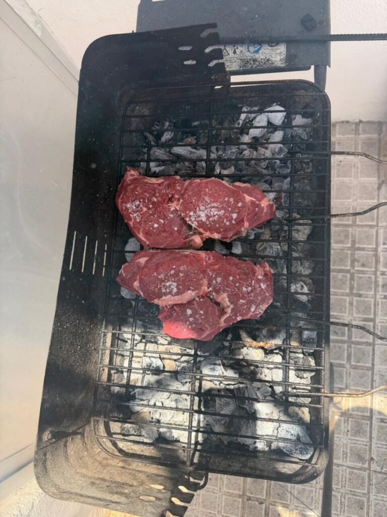 Solomillo a la brasa en una parrilla con carbón