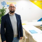 Indalecio González de Somos Melilla en una oficina con decoración institucional