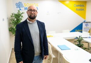 Indalecio González de Somos Melilla en una oficina con decoración institucional
