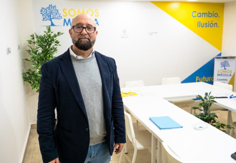 Indalecio González de Somos Melilla en una oficina con decoración institucional