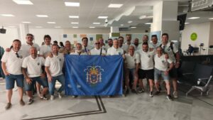 Equipo de la Taberna del Mar con bandera en la Donosti Masters Cup