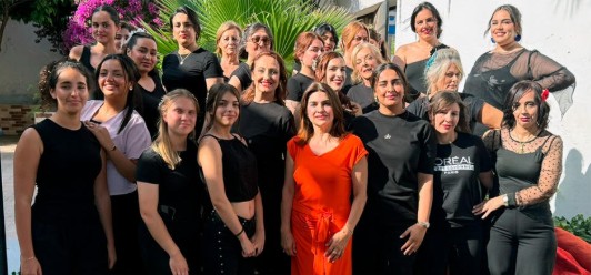 Grupo de alumnas del taller de peluquería en evento de cierre de curso