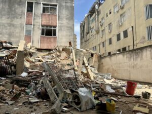 Destrucción causada por el terremoto en Venezuela, escombros y edificios dañados.