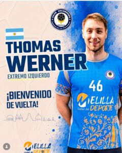 Jugador de balonmano Thomas Werner con camiseta azul