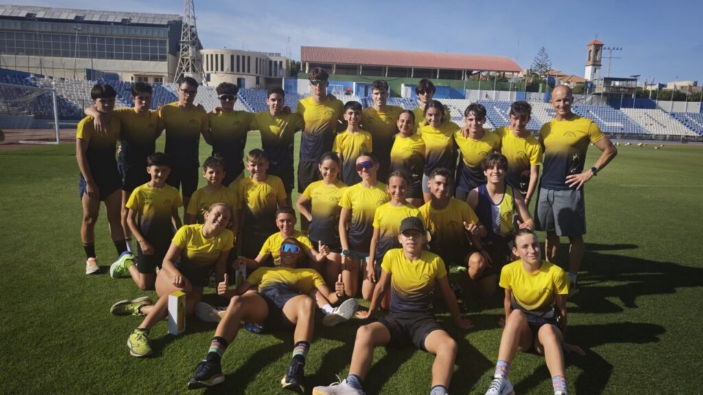 Grupo de jóvenes atletas del Club Atlético Melilla en el torneo de atletismo