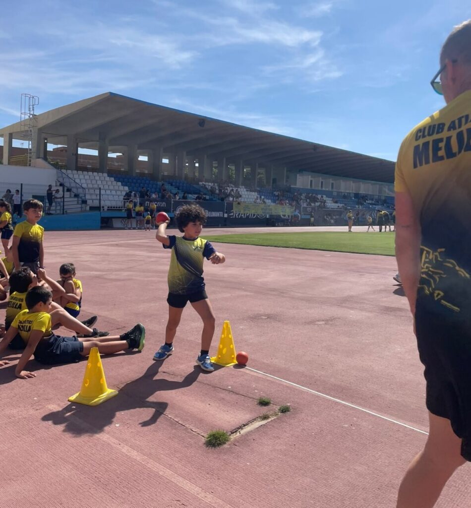 Niño lanzando una bola en el torneo de atletismo del Club Atlético Melilla