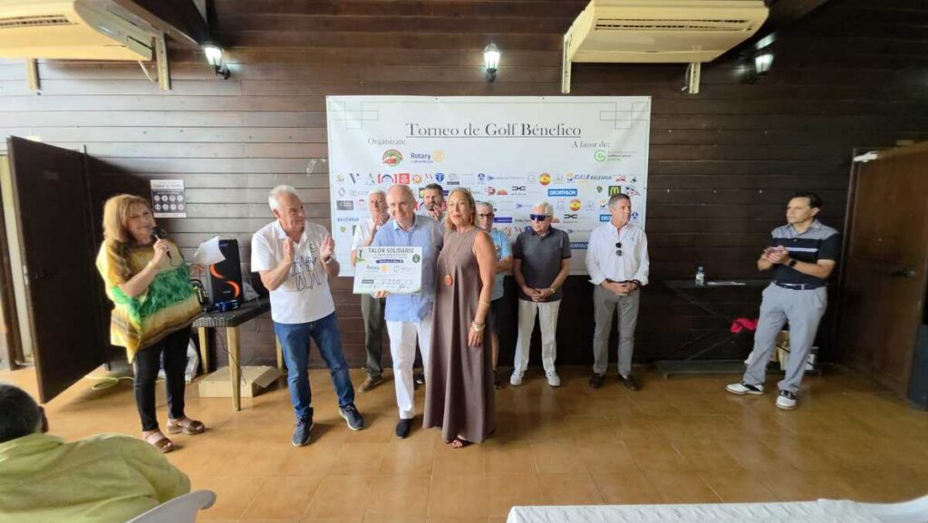 Entrega de trofeos en el torneo de golf benéfico organizado por Rotary Club.