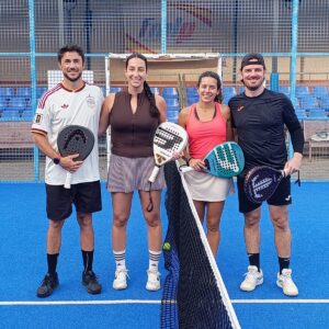 Cuatro jugadores de pádel posando tras el torneo mixto de 2026.