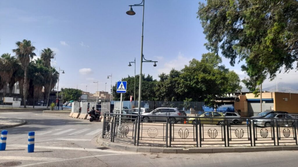 Puesto fronterizo de Beni-Enzar en Melilla con tráfico bajo de vehículos.