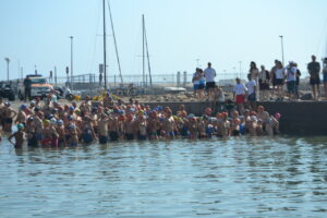 Nadadores preparados para la LVIII Travesía a Nado en Melilla