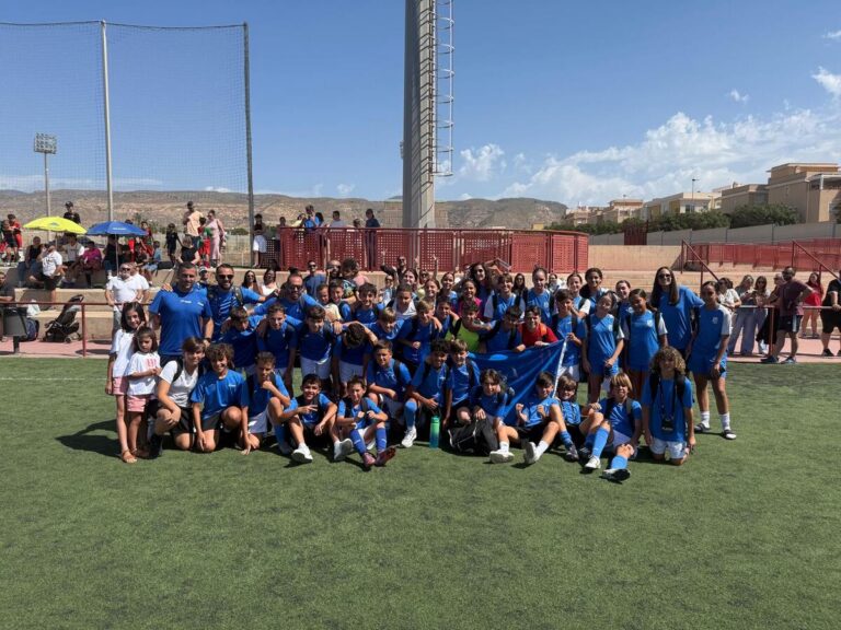 Grupo de alumnos de la Fundación RFMF en el Torneo Youth Supercup