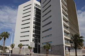 Edificio del Tribunal Superior de Justicia en Melilla con palmeras al frente