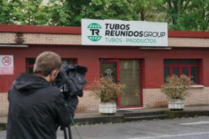 Sede de Tubos Reunidos con un reportero grabando