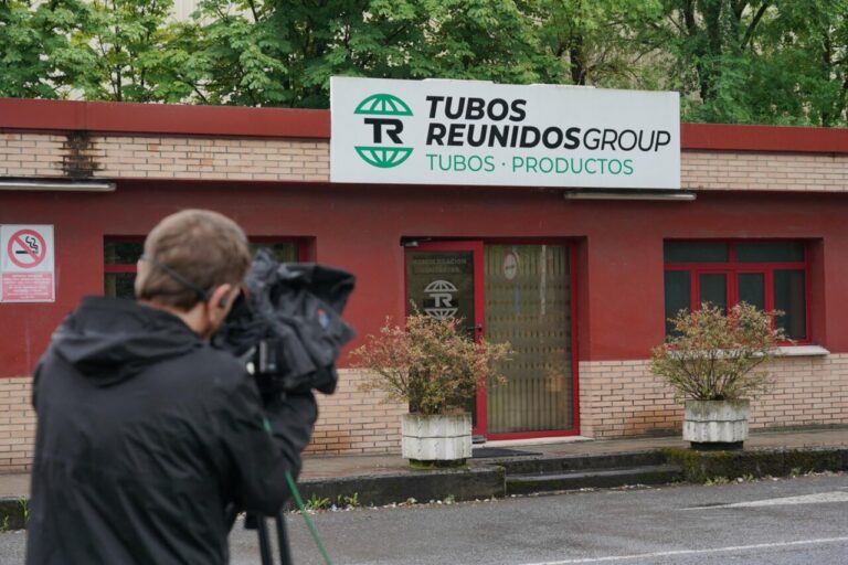 Sede de Tubos Reunidos con un reportero grabando