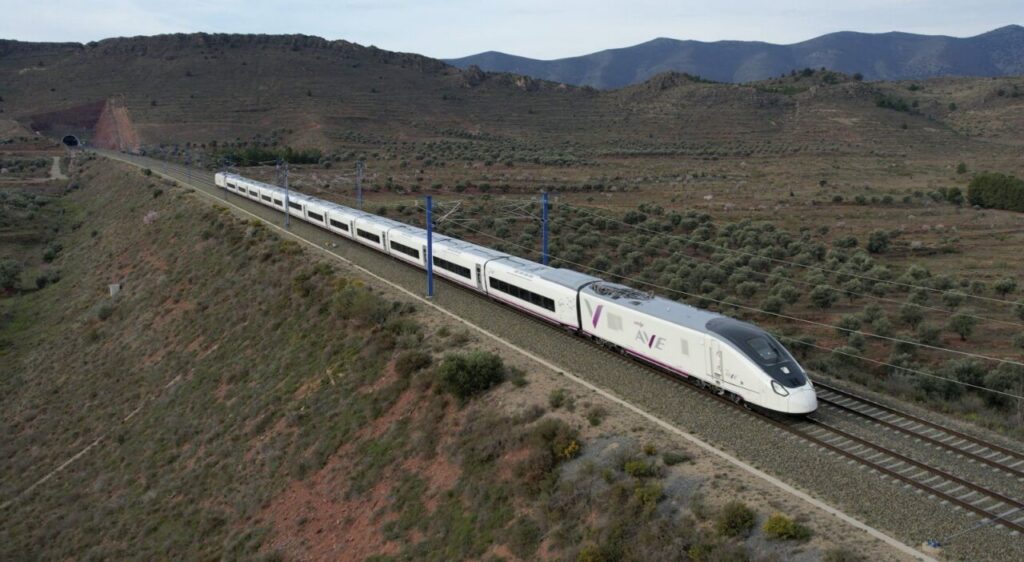 Tren de alta velocidad viajando por un paisaje montañoso en España