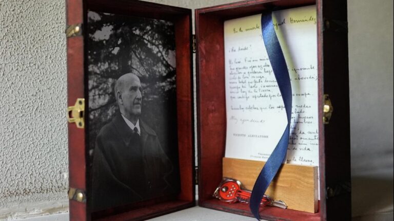 Caja con retrato de Vicente Aleixandre y documentos manuscritos