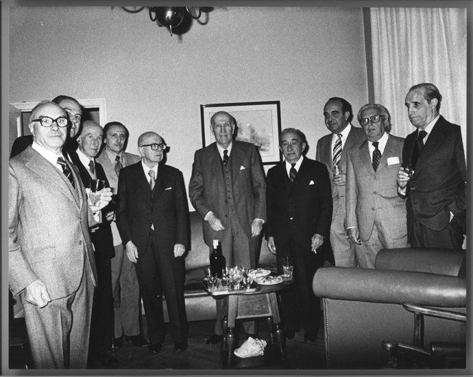 Reunión de escritores de la Generación del 27 en un salón.
