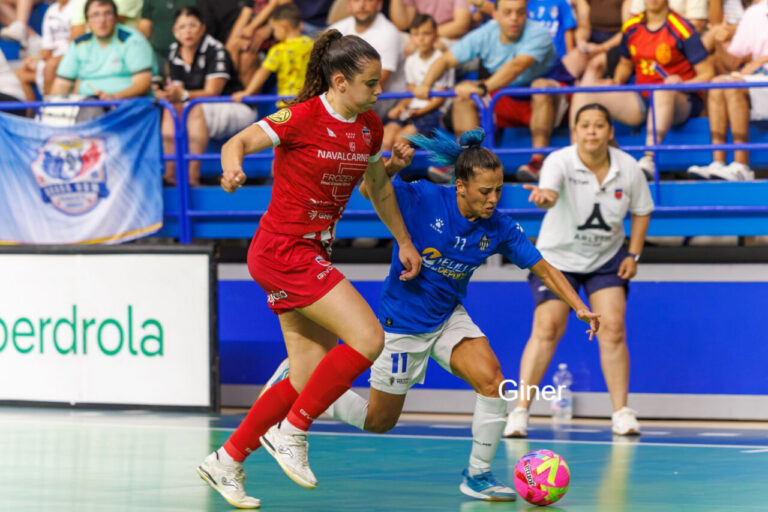 Jugadoras del Melilla Torreblanca y Futsi Atlético en un partido de fútbol sala