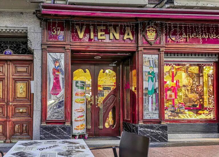 Fachada de la pastelería Viena Capellanes en Madrid
