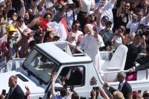 El Papa León XIV saluda desde el papamóvil rodeado de fieles en Madrid