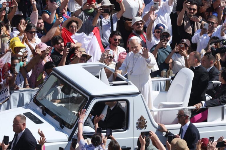 El Papa León XIV saluda desde el papamóvil rodeado de fieles en Madrid