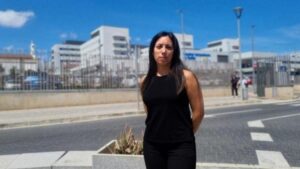 Mujer de pie en la calle con edificios al fondo en Melilla