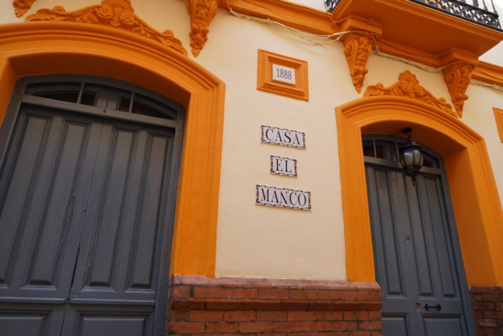 Fachada de la Casa del Manco en Melilla con detalles arquitectónicos