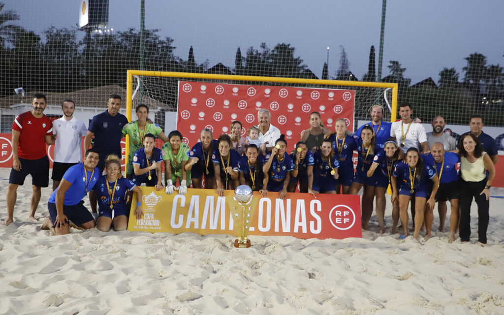 Equipo C.D. Higicontrol Melilla celebrando su victoria en fútbol playa femenino