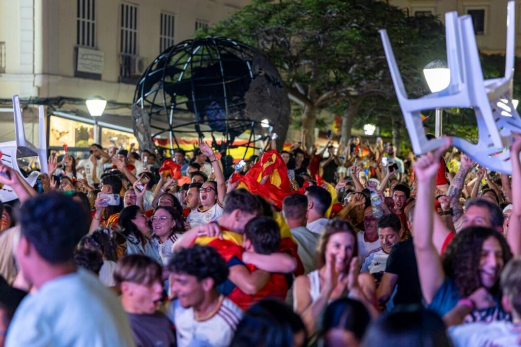 Aficionados celebrando el pase de España a la final del Mundial en Melilla