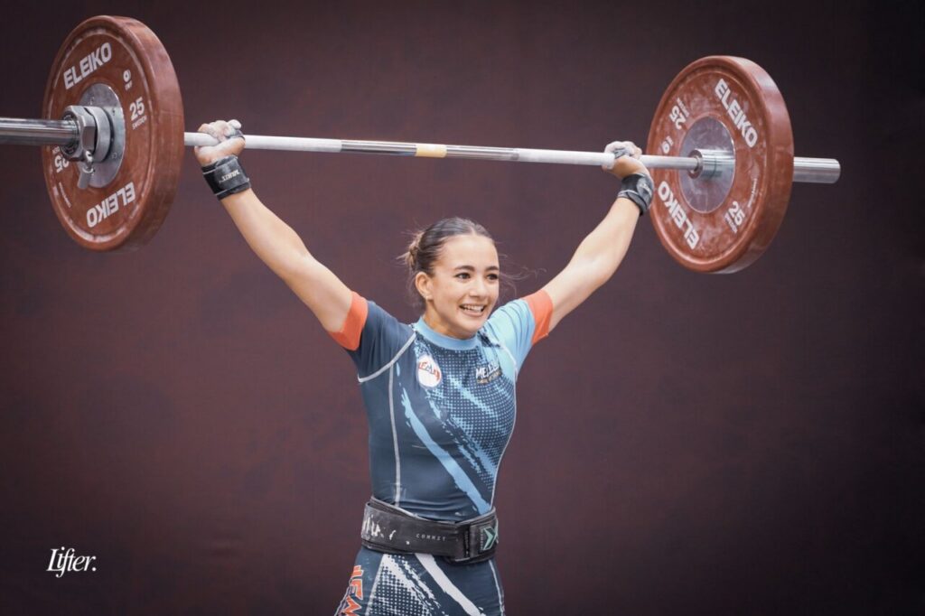 Salma Tahiri levantando pesas en una competición de halterofilia