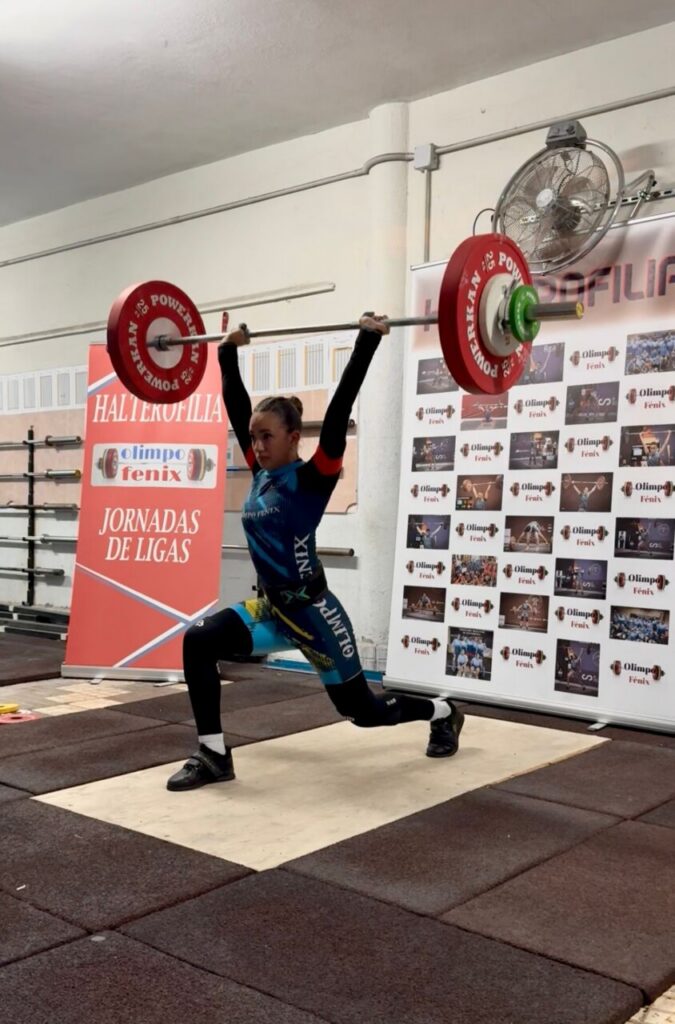 Atleta levantando pesas en una competición de halterofilia