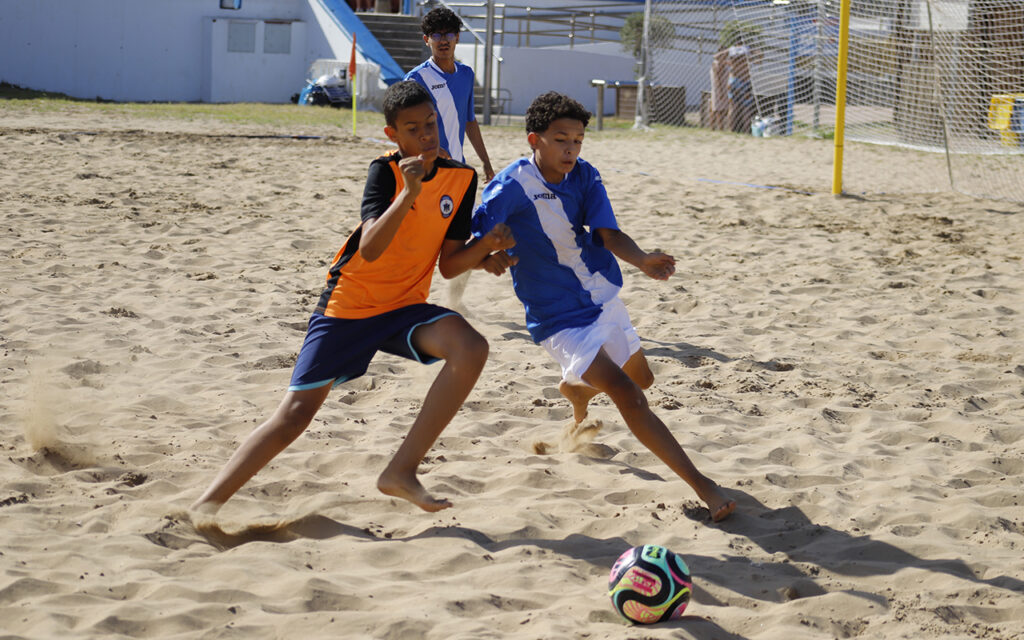 Niños jugando fútbol playa en la Playa de San Lorenzo