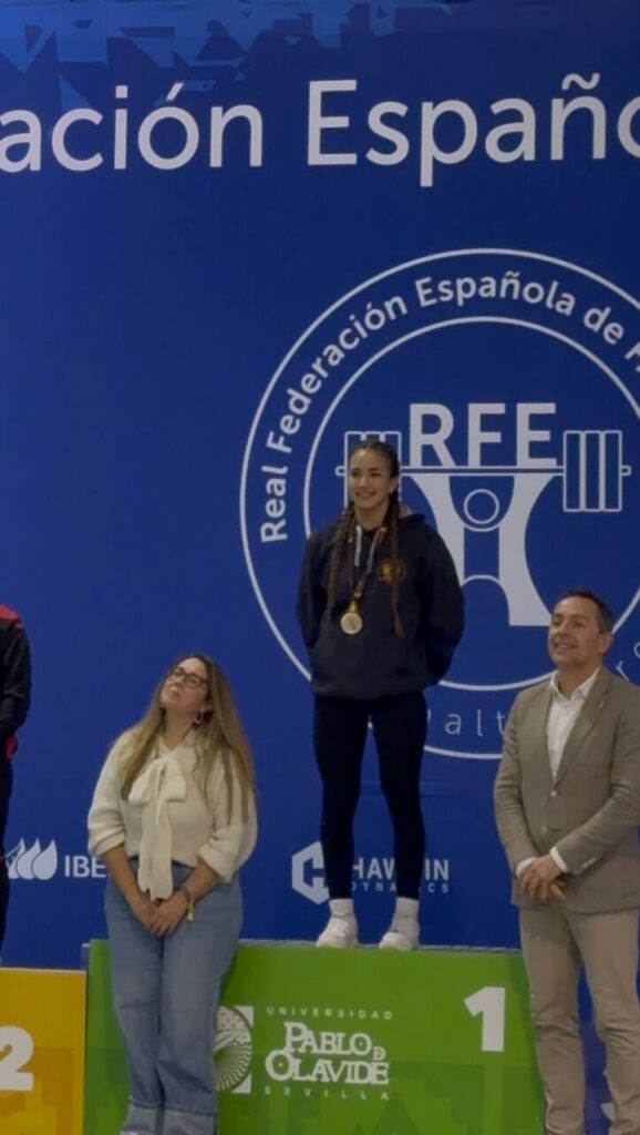 Salma Tahiri en el podio tras ganar medalla en halterofilia
