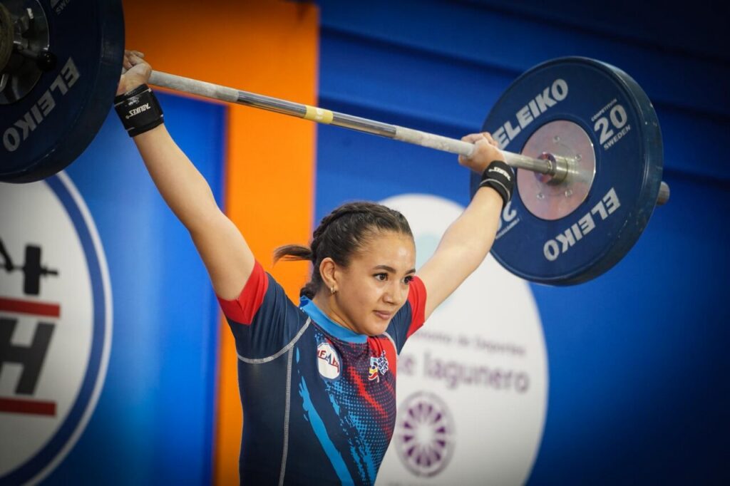 Salma Tahiri levantando pesas en una competición de halterofilia