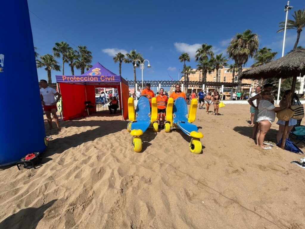 Sillas anfibias en la playa de Melilla para personas con diversidad funcional