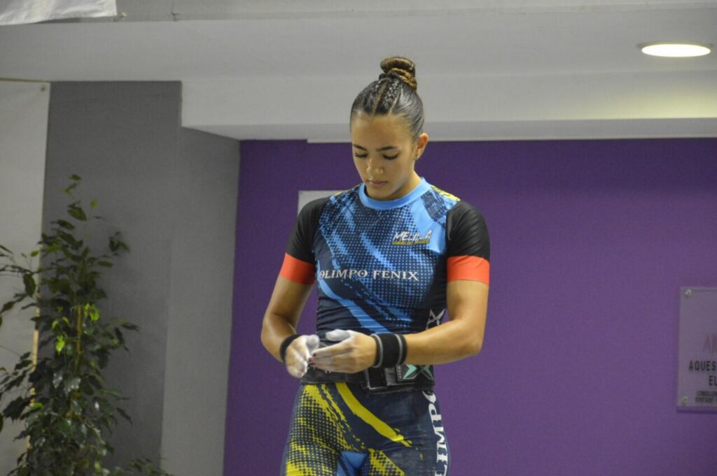 Salma Tahiri preparándose para competir en halterofilia