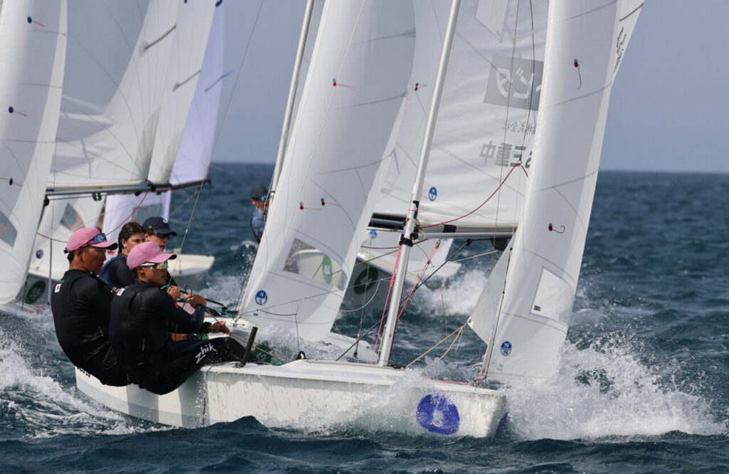 Regatistas japoneses compitiendo en el Campeonato Mundial Junior de Snipe en Melilla