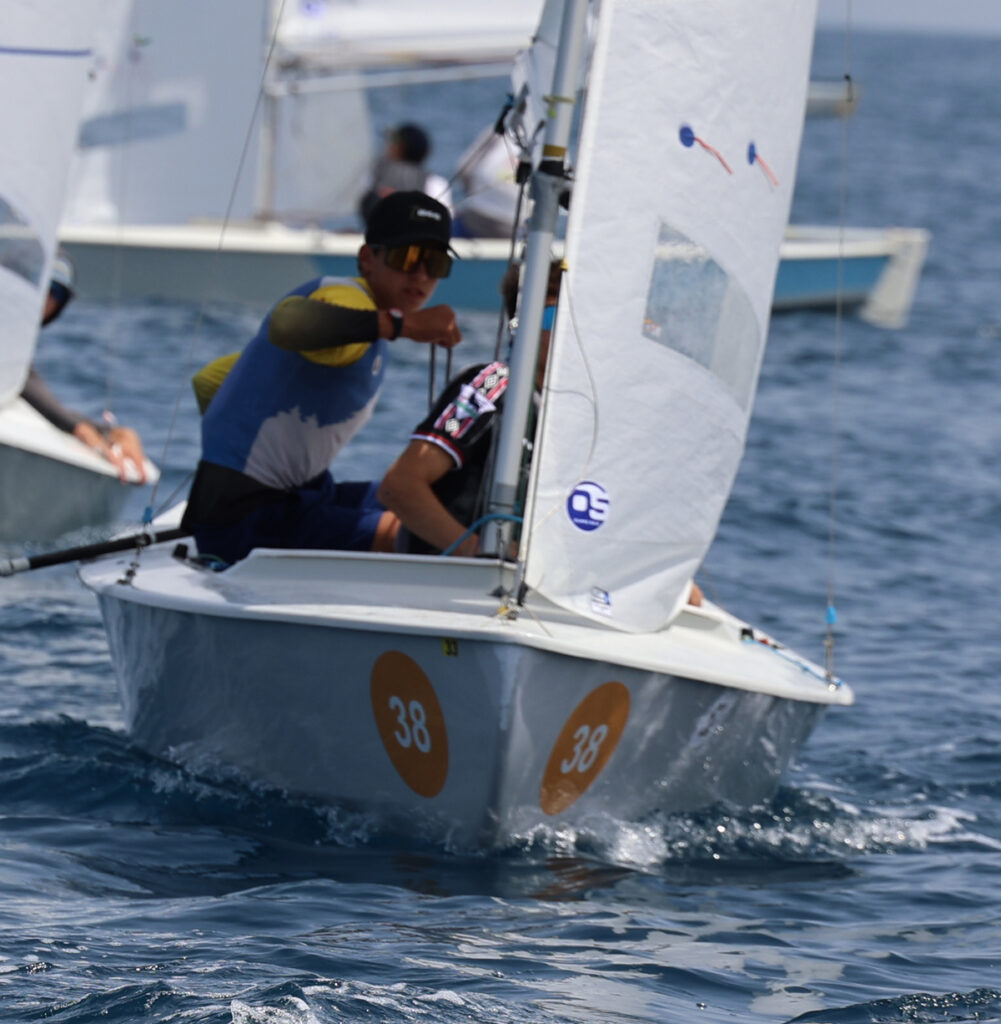 Regatistas compitiendo en el Mundial Junior de Snipe en Melilla