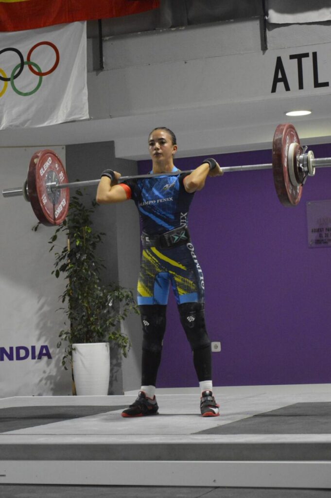 Salma Tahiri levantando pesas en una competición de halterofilia
