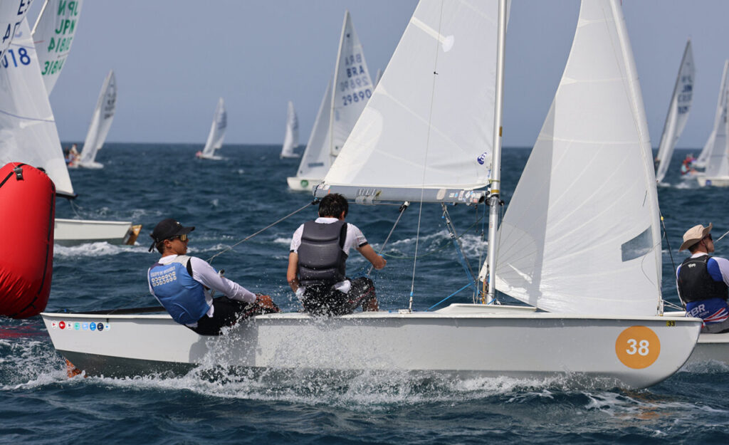 Regatistas compitiendo en el Campeonato Mundial Junior de Snipe en Melilla