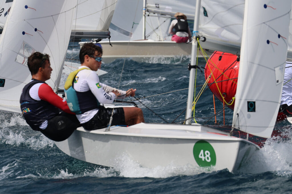 Regatistas compitiendo en el Campeonato Mundial Junior de Snipe en Melilla
