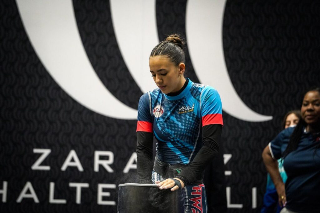 Salma Tahiri concentrada antes de levantar pesas en competición de halterofilia