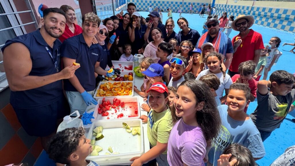 Grupo de niños y monitores en la clausura del campamento Pop Summer