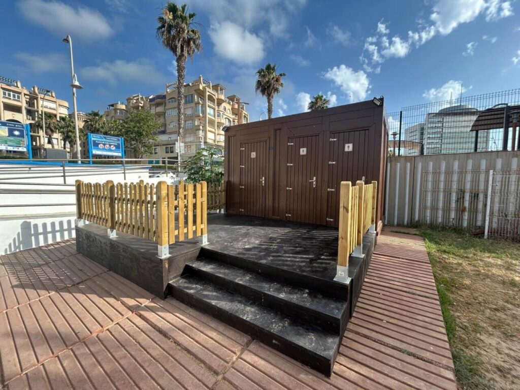 Módulos adaptados en la playa de Melilla para personas con diversidad funcional