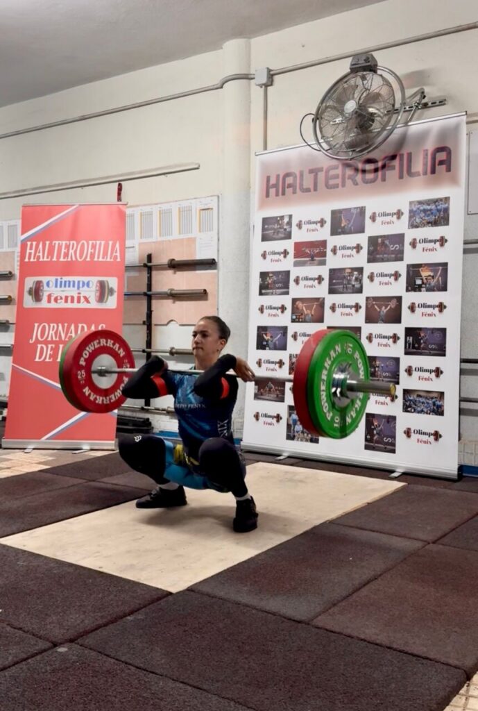 Atleta levantando pesas en una competición de halterofilia